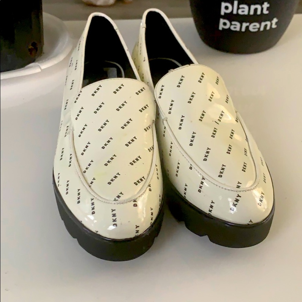 DKNY stylish comfy flats